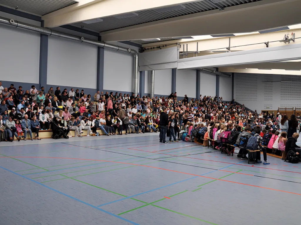 Die Sporthalle ist bei der Einschulungsfeier dicht besetzt.